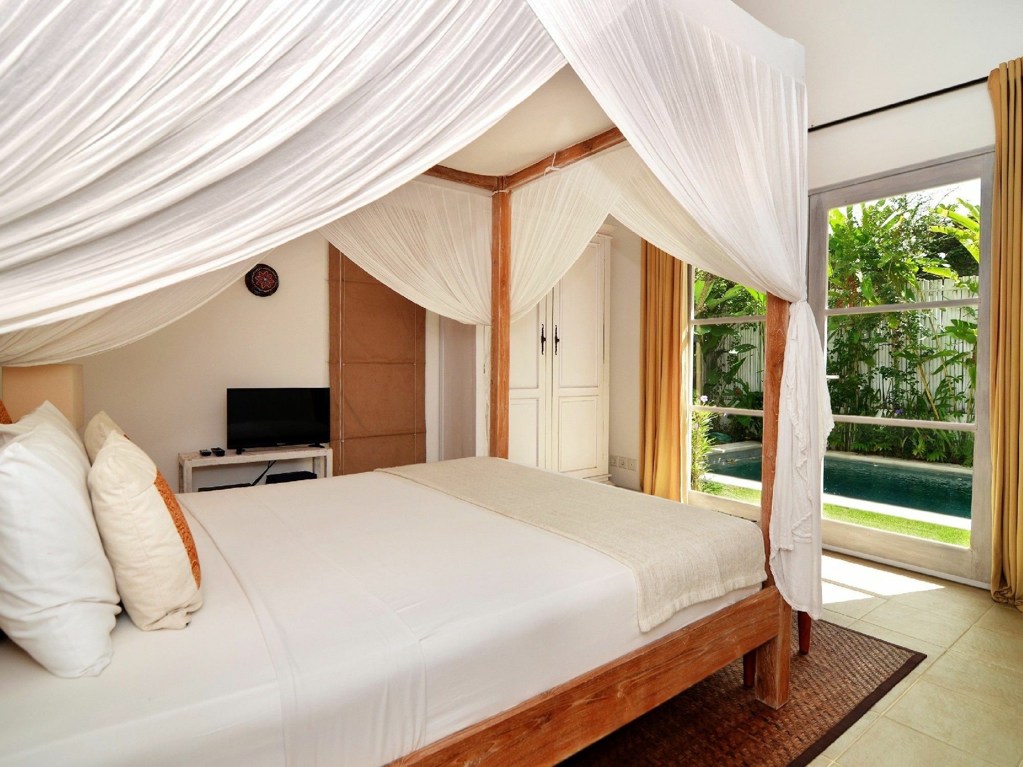 Tara * Seminyak (Bali)
